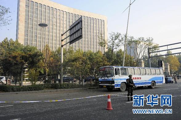 這是11月6日拍攝的一輛爆炸中受損的公交車停在現(xiàn)場(chǎng)。