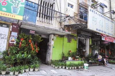 今年8月，當(dāng)年于英生妻子被殺案發(fā)生地——蚌埠市南山路一處臨街一樓的三室一廳——目前已經(jīng)成為一個(gè)花店。