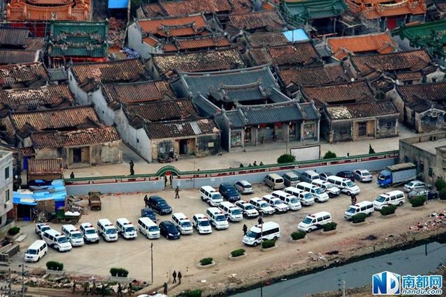 廣東陸豐市長(zhǎng)帶隊(duì)進(jìn)駐制毒村 村內(nèi)貼滿禁毒標(biāo)語(yǔ) 廣東陸豐市長(zhǎng)帶隊(duì)進(jìn)駐制毒村 村內(nèi)貼滿禁毒標(biāo)語(yǔ)