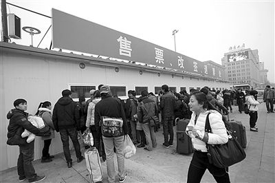 1月6日，北京站搭建完畢的臨時售票處已經(jīng)投入使用。今年春運期間，北京鐵路局共開設(shè)售票窗口3421個，同比增加150個。新京報記者