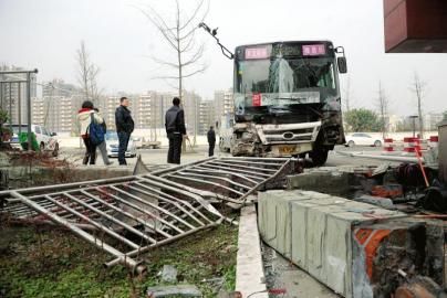 1月6日，成都雙華大道，失控后的公交車撞垮一單位的護欄。攝影 劉陳平