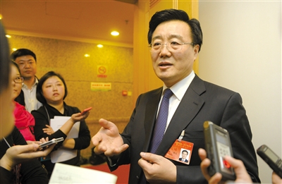 昨日，在十四屆人大二次會(huì)議順義代表團(tuán)全團(tuán)審議后，北京市人大代表、北京市常務(wù)副市長(zhǎng)李士祥接受記者提問(wèn)。新京報(bào)記者 浦峰 攝