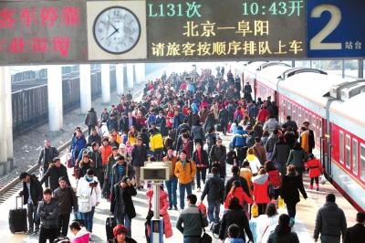 昨天，由北京開(kāi)出的列車(chē)途經(jīng)安徽亳州火車(chē)站，大量旅客回到家鄉(xiāng)
