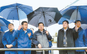2月7日，省委書記強衛(wèi)冒雨在江西銅業(yè)集團調(diào)研。記者 梁振堂 攝