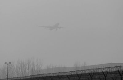 在首都機(jī)場，飛機(jī)在霧霾中降落。