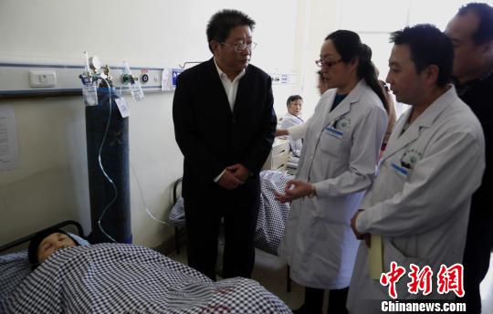圖為青海省委常委、西寧市委書記毛小兵正在詢問患者病情?！×_云鵬　攝