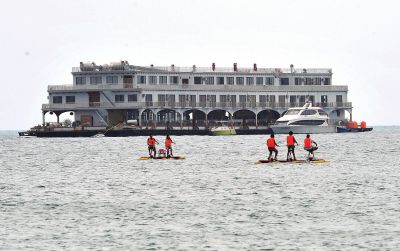 位于三亞市大東海附近海域的海上會(huì)所3月22日攝。新華社發(fā)