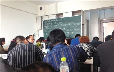 5月6日，大慶市，油田實(shí)行招工考試后，出現(xiàn)了各種考前輔導(dǎo)班。