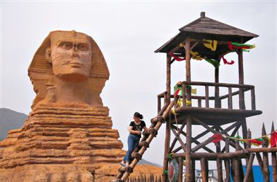 一游客在河北石家莊某地的“獅身人面像”前。