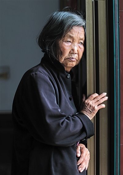 為了能“睡棺木”土葬，潘秀英四次喝農(nóng)藥自殺，后被搶救過(guò)來(lái)。