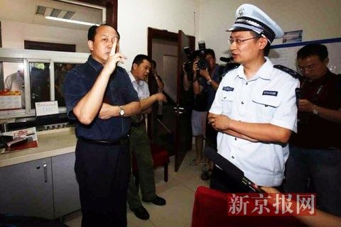 國家文物局的一名工作人員正在與執(zhí)法人員對峙。新京報記者 高瑋 攝