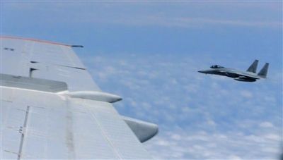 國防部網(wǎng)站12日公布的視頻截圖,日本F-15軍機(jī)從中國圖-154機(jī)頭方向危險(xiǎn)切入,兩者最近距離約30米左右。
