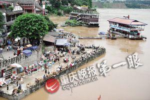 沙坪壩區(qū)磁器口，江水逼近休閑平臺(tái)。