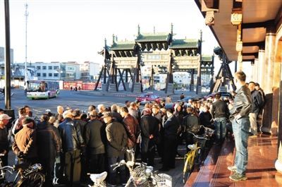 11月3日，大同市四牌樓附近，耿彥波“粉絲團(tuán)”在聚眾討論。