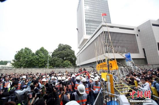 12月11日上午，香港非法“占領(lǐng)區(qū)”清除障礙物。