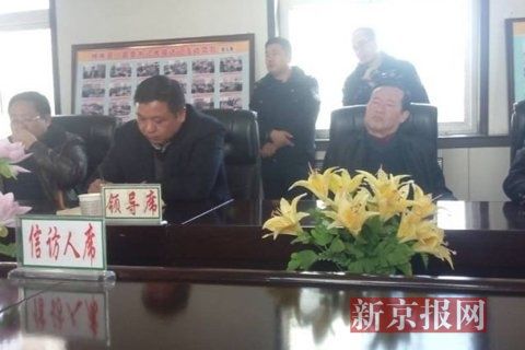 訪民代表與縣領導開會協(xié)商時，副縣長頭靠椅背睡著10分鐘左右。受訪對象供圖