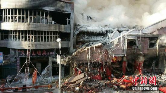2015年1月3日，哈爾濱市道外區(qū)太古街著火塌方現(xiàn)場，火又燒了起來