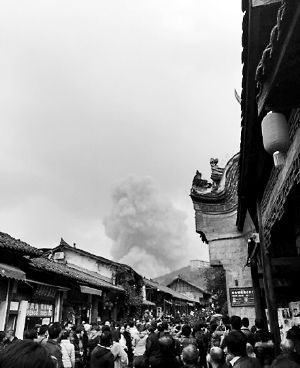 成都龍泉驛區(qū)洛帶古鎮(zhèn)的游客拍到爆炸瞬間濃煙滾滾。
