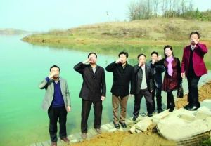 活動儀式現(xiàn)場，一眾人舀起漳河水直接喝下