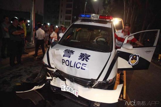 南都記者昨晚趕到現(xiàn)場時(shí)，交警及保險(xiǎn)公司已經(jīng)在處理事故，現(xiàn)場有很多圍觀者。