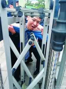 律師王甫在試圖跑進衡陽中院大門時被圍攻者阻止，西服和襯衣被撕爛。