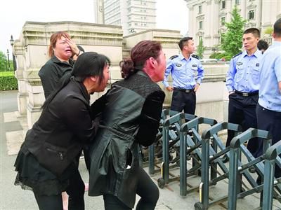 昨日，連恩青被執(zhí)行死刑。執(zhí)刑前，連恩青的父母和妹妹進(jìn)入溫嶺市看守所與連恩青見面，但其他親屬均被拒見最后一面。　本版圖片/CFP