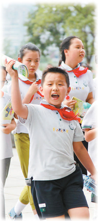 南京某小學(xué)學(xué)生在參加課外活動(dòng)。