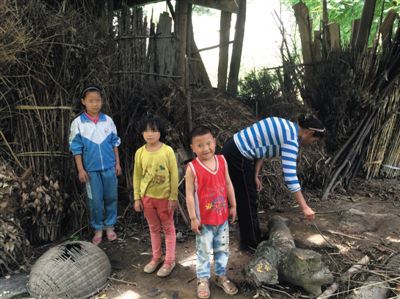 羅梅和她的三個(gè)孩子。中間兩個(gè)孩子為羅梅夫婦在逃亡途中所生。新京報(bào)記者 蕭輝 攝