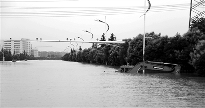 6月28日，南京暴雨致云臺山河漫堤，祿口機場高速雙向封閉 供圖/CFP