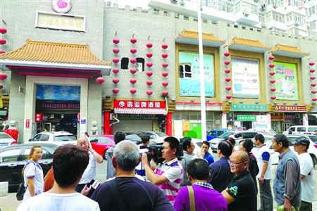 青島宰客海鮮店成“景點(diǎn)”，游人“參觀”拍照。