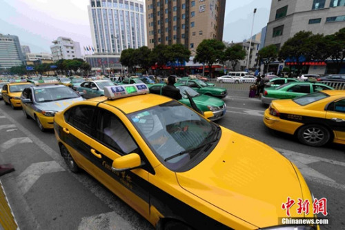 1月17日，福州華榕出租車公司期下的出租車在街頭候客。