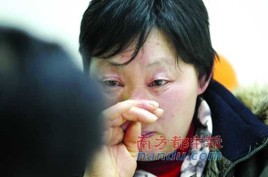 　　聽(tīng)聞判決結(jié)果，被害人母親楊書(shū)會(huì)控制不住眼淚。南都記者徐文閣攝