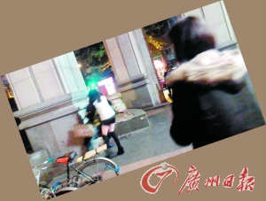 踢落剪刀后欲抱住黑衣女。