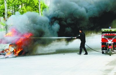 轎車追尾巴士引發(fā)油箱爆炸 17名乘客及時疏散 轎車追尾巴士引發(fā)油箱爆炸 17名乘客及時疏散
