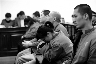 昨日，因涉嫌誘騙男網(wǎng)友進(jìn)行高額消費(fèi)，海淀區(qū)一咖啡廳負(fù)責(zé)人及“吧女”等14人受審。新京報(bào)記者 王貴彬 攝