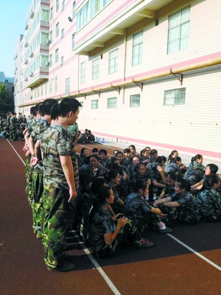 女孩們說(shuō)，這道“人影陰涼”，為高中時(shí)代的記憶鑲上了一顆珍珠 網(wǎng)友供圖