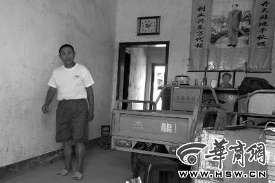 8月16日，在家中接受監(jiān)外執(zhí)行4年刑期的汪衛(wèi)國(guó)（化名）剛剛送走家訪的法官。