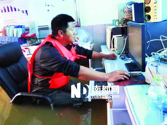 8月31日，黑龍江撫遠氣象局人員在工作中，洪水已將椅座淹沒。圖片來源：中國氣象網(wǎng)