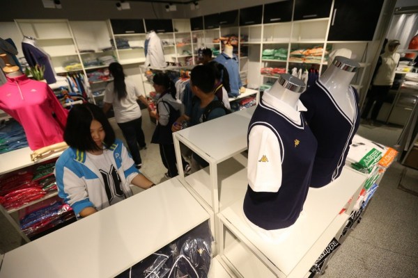 　9月12日，北京，十一學校在推出三大類、超過40款“最潮”校服，吸引學生搶購。