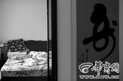 昨日，徐萬(wàn)發(fā)躺在自家床上，鼻子插著氧氣管 記者張杰攝