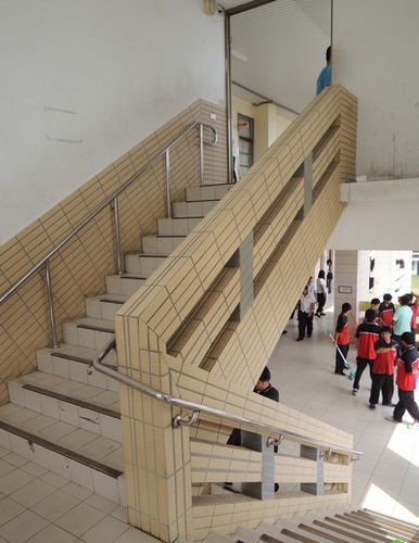 高職樓梯口傳出情殺，嚇壞一群學(xué)生。圖片來源：臺灣媒體