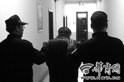 　昨日，西安市長延堡派出所，砍傷醫(yī)生的插隊(duì)患者已被警方控制 本報(bào)記者 張喆 攝