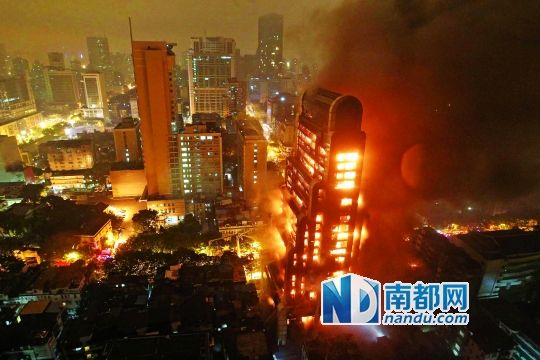 昨晚近7時，廣州越秀區(qū)起義路217號建業(yè)大廈發(fā)生火災?；饎菝土?，將整棟大樓都燒了個通透。