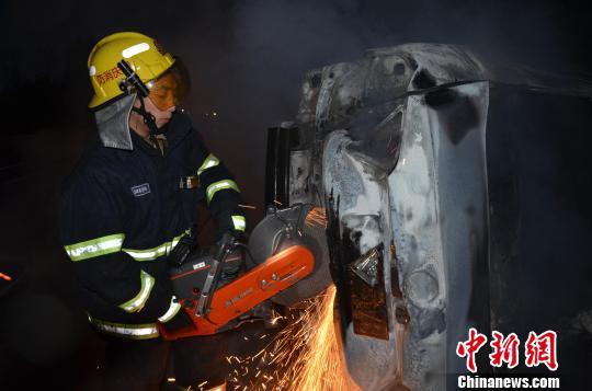 圖為消防人員破拆轎車，尋找4萬元現(xiàn)金。嚴(yán)光濤 攝