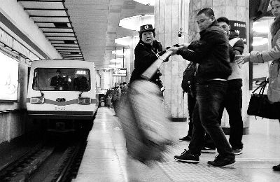 情侶吵架行李掉落逼停地鐵兩人被警方帶走(圖) 情侶吵架行李掉落逼停地鐵兩人被警方帶走(圖)