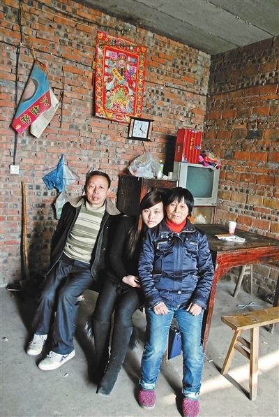超生女謝先梅(中)、養(yǎng)父謝運才（左）、謝運才的嫂子唐富秀