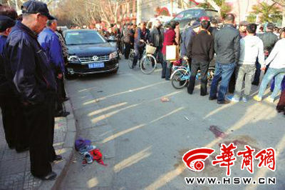 車(chē)禍現(xiàn)場(chǎng)的血跡被人用土覆蓋，旁邊則放著紅領(lǐng)巾、一雙童鞋和一頂帽子 本報(bào)記者 趙彬 攝