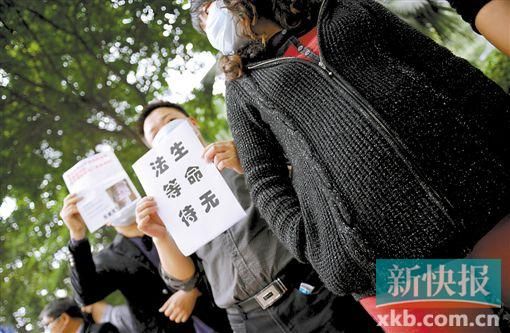　　■昨日，數(shù)十位二胎準媽媽和家屬來到省衛(wèi)計委門前，希望廣東二胎政策盡早出臺。新快報記者 孫毅/攝