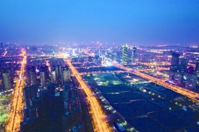 阮忠在青奧中心塔吊上拍攝的南京夜景。本版圖片由阮忠提供