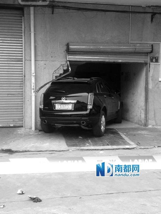 　昨日，凱迪拉克撞人后停在一倉庫門口，車后有一攤血跡。 南都記者陳杰生攝
